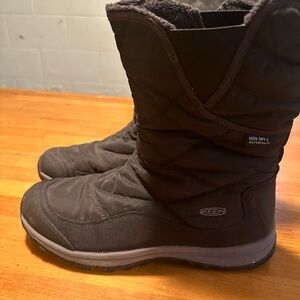 Keen black pull on boots size 9.5